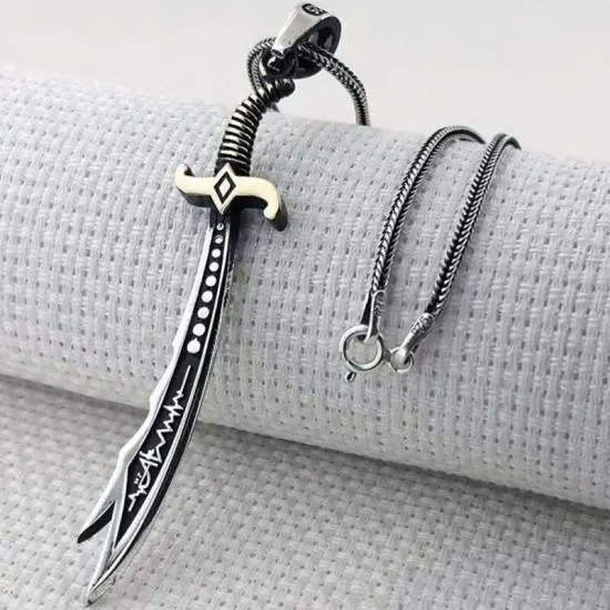 Gümüş Hz. Ali Zülfikar Kılıcı Kolye – Yiğitliğin Simgesi | 925 Ayar | 1,1 cm 5,5 cm 55 cm 11,7 gr
