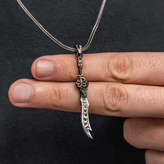 Gümüş Desenli Zülfikar Kılıcı Erkek Kolye – Yiğitliğin Simgesi | 0,5 mm 6 cm 55 cm 12 gr