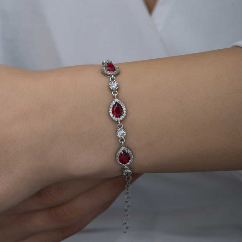 Gümüş Damla Kırmızı Taşlı Su Yolu Kadın Bileklik – Kesintisiz Işıltı | 925 Ayar