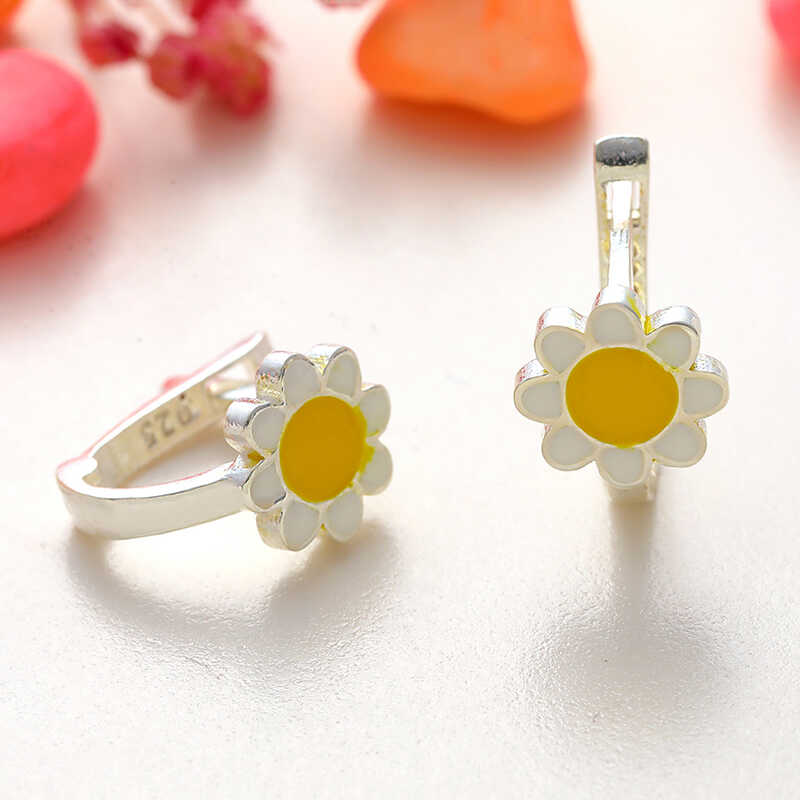 Gümüş Papatya Çocuk Küpesi – Saflığın Çiçeği | 925 Ayar | 0,8 cm 1,1 cm 1,4 gr