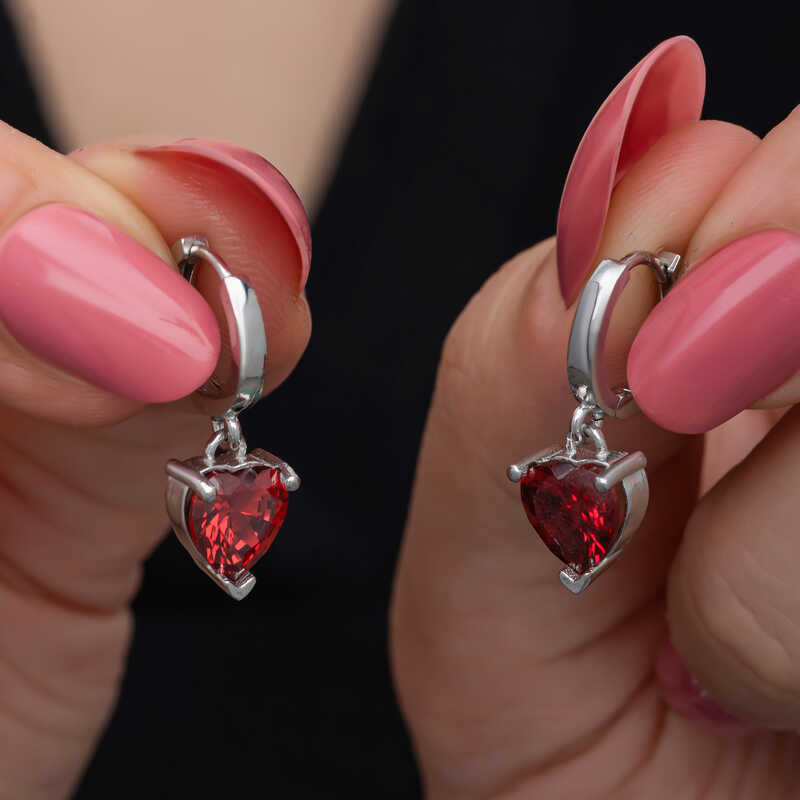 Gümüş Kırmızı Taşlı Kalpli Kadın Küpe – Sevginin Simgesi | 925 Ayar | 0,9 cm 2,4 cm 4,1 gr