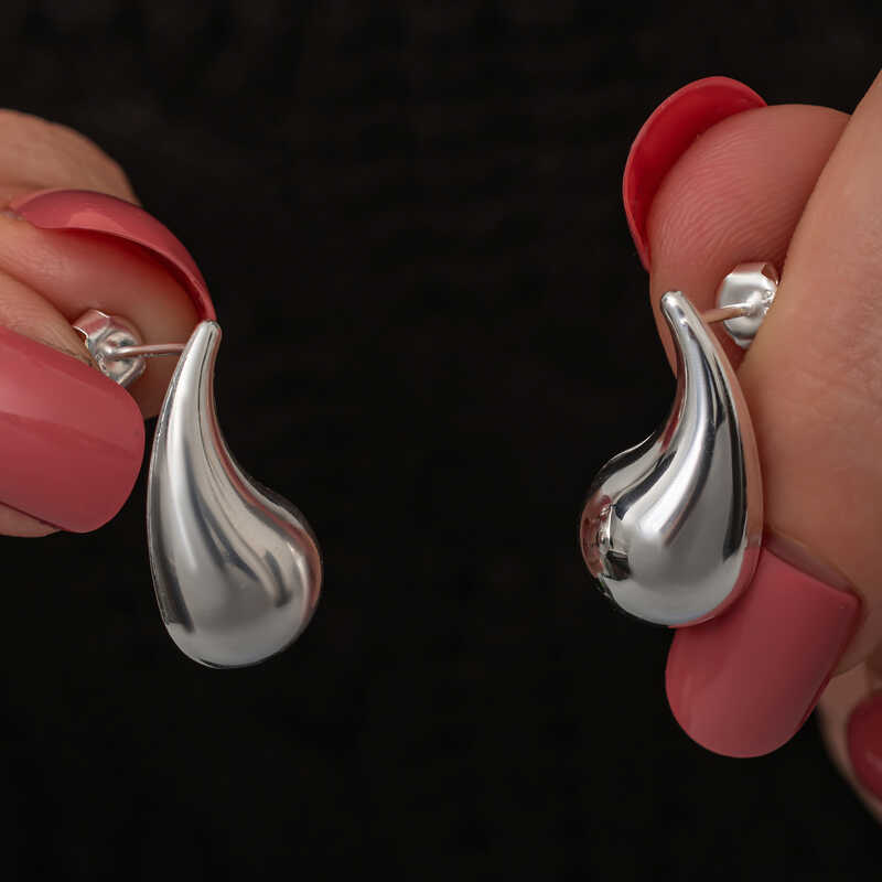Gümüş Gözyaşı Damla Çivili Kadın Küpe – Zamansız Klasik | 925 Ayar | 1,2 cm 2,2 cm 1,8 gr