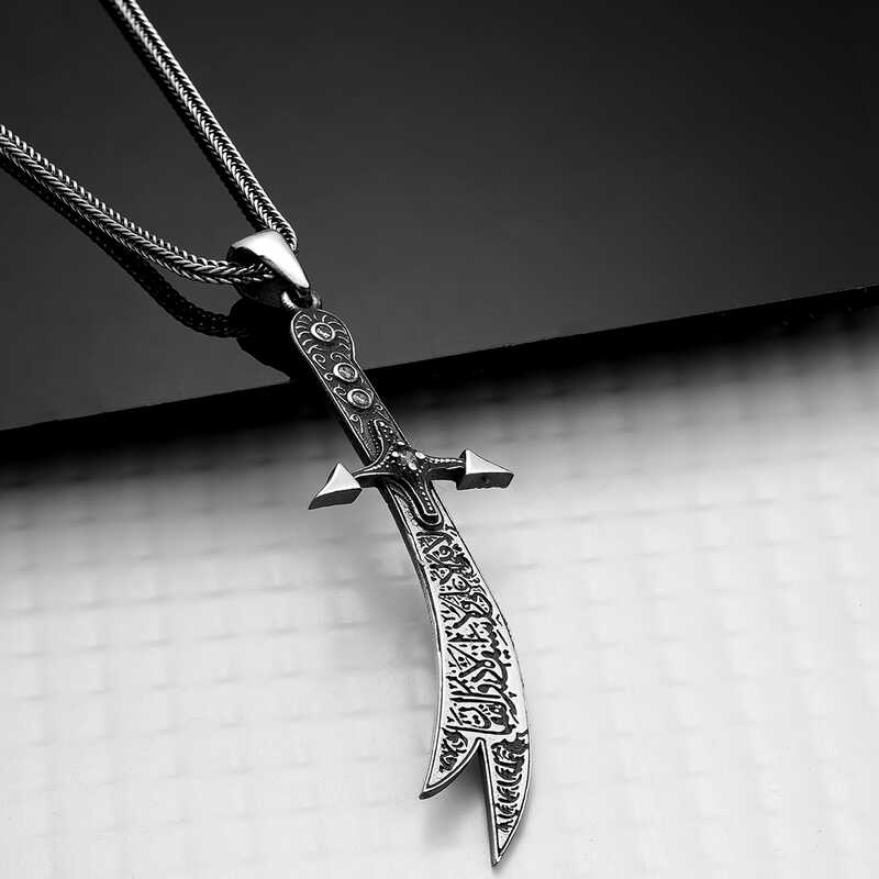 Gümüş Hz. Ali Zülfikar Kılıcı Kolye – Yiğitliğin Simgesi | 925 Ayar | 2 cm 6 cm 11,5 gr 55 cm