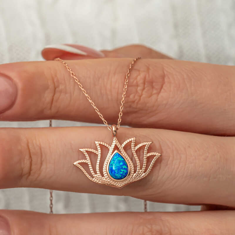 Gümüş Opal Taşlı Rose Lotus Çiçeği Kolye – Arınmanın Simgesi | 925 Ayar