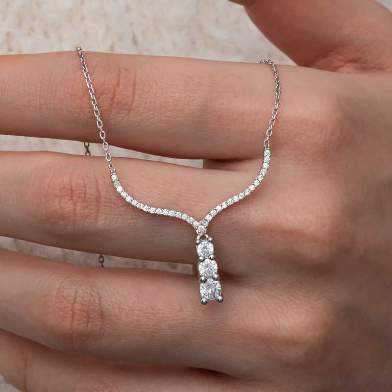 Gümüş Üç Taşlı V Model Kadın Kolye – Günlük Şıklık | 925 Ayar