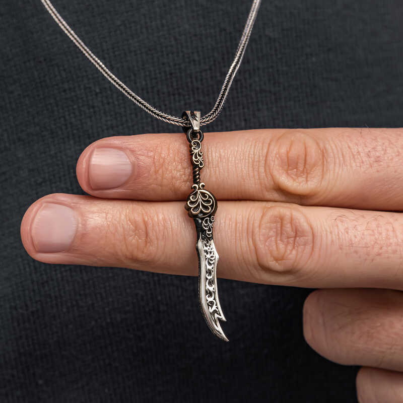 Gümüş Desenli Zülfikar Kılıcı Erkek Kolye – Yiğitliğin Simgesi | 0,5 mm 6 cm 55 cm 12 gr